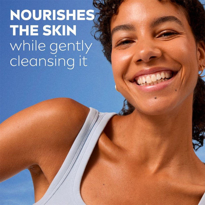 NIVEA Cleansing Cream Caring 150 ml ansigtsrens med smilende kvinde og tekst om pleje af huden