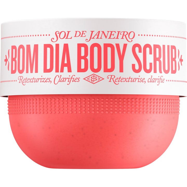 Sol de Janeiro Bom Dia Body Scrub 220g eksfolierende kropsskrub i koralrød krukke med hvidt mærkat og rød tekst