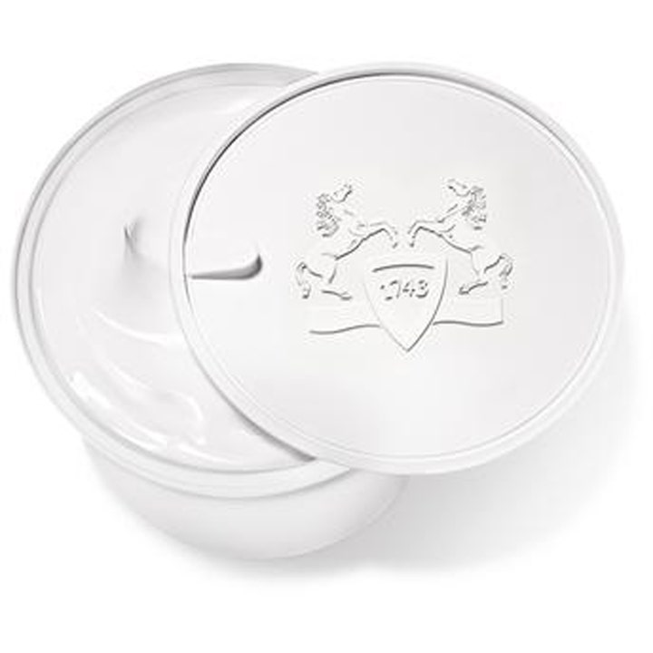 Parfums de Marly Body Cream 200ml fugtgivende kropscreme i åben hvid krukke med rig tekstur og præget logo på låget.
