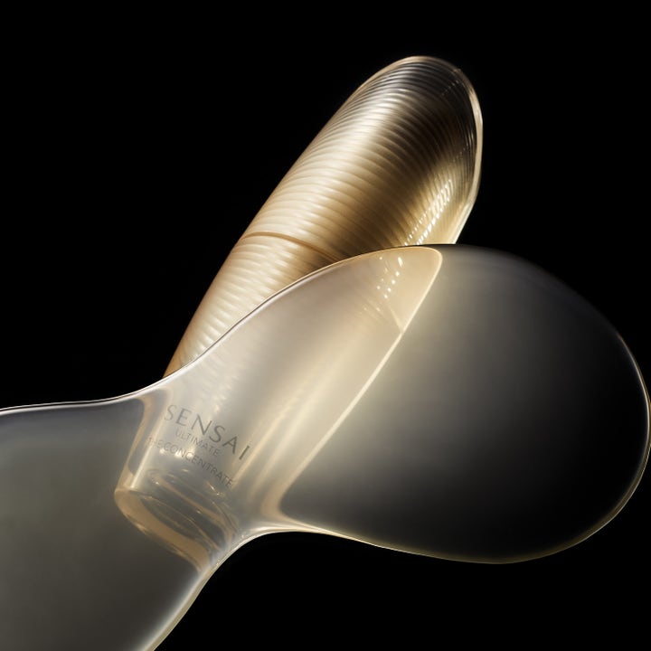 Sensai Ultimate The Concentrate N Refill 30 ml vitaliserende serum i en transparent gylden beholder med rillet struktur