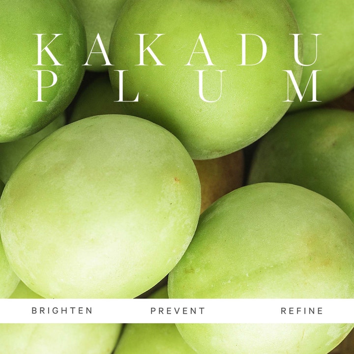KORA Organics Kakadu Plum Vitamin C Serum 10 ml serum viser grønne blommer og tekst brighten prevent refine.