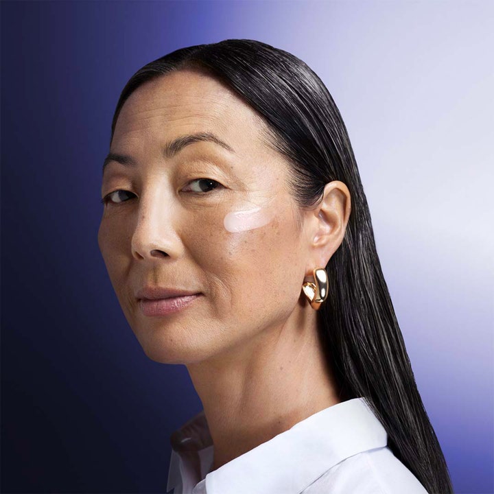 Shiseido Vital Perfection Overnight Firming Treatment 80 ml opstrammende serum påført en kvindes kind