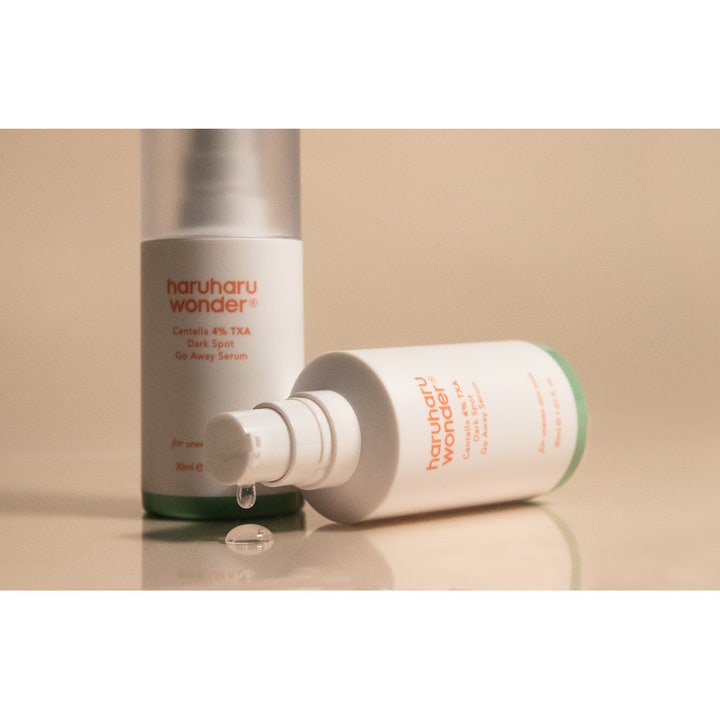 haruharu wonder Centella 4% TXA Dark Spot Go Away Serum 30 ml ansigtsserum viser klar dråbe fra hvid pumpeflaske.