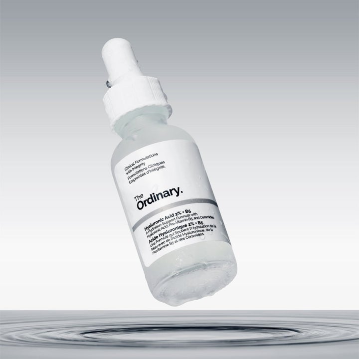 The Ordinary Hyaluronic Acid 2% + B5 fugtgivende serum i frostet glasflaske svævende over vandringe.