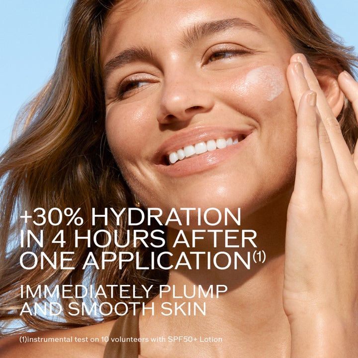 Shiseido Global Sun Care Lotion 300 ml solcreme til ansigtet giver fugt og glat hud vist på smilende kvinde.