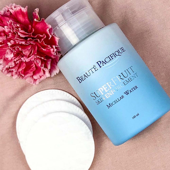 Beauté Pacifique Superfruit Micellar Water 160 ml ansigtsrens i lyseblå flaske med vatrondeller og en pink blomst