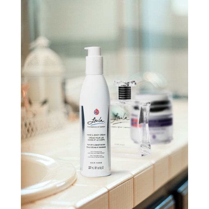 Geir Ness Laila Hand & Body Cream 237 ml body lotion i hvid pumpeflaske vist i et badeværelsesmiljø