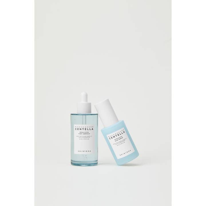 SKIN1004 Madagascar Centella Hyalu-Cica First Ampoule 100 ml fugtgivende serum i lyseblå glasflasker med hvide låg