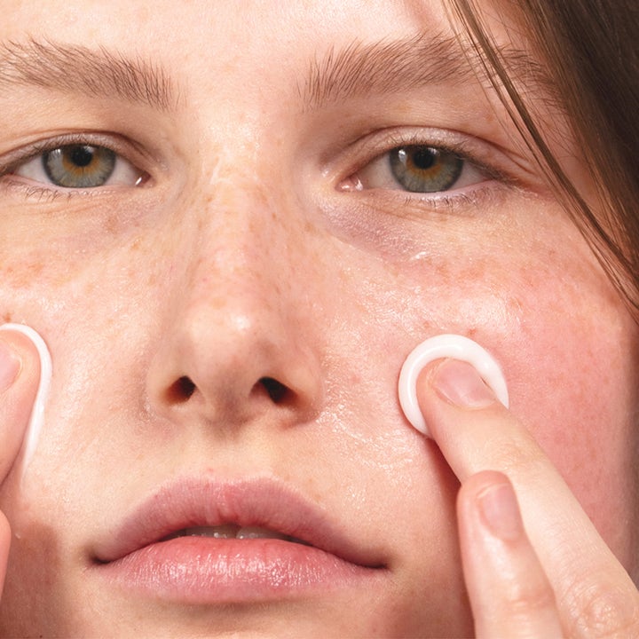 MÁDARA Derma Collagen Peptide Day Cream 50 ml fugtgivende dagcreme påføres på huden for en sund glød.