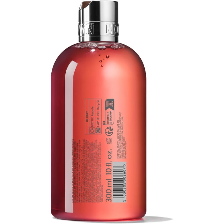 Molton Brown Heavenly Gingerlily 300 ml showergel giver luksuriøs kropspleje i koralrød flaske med sølvlåg og ingredienser.