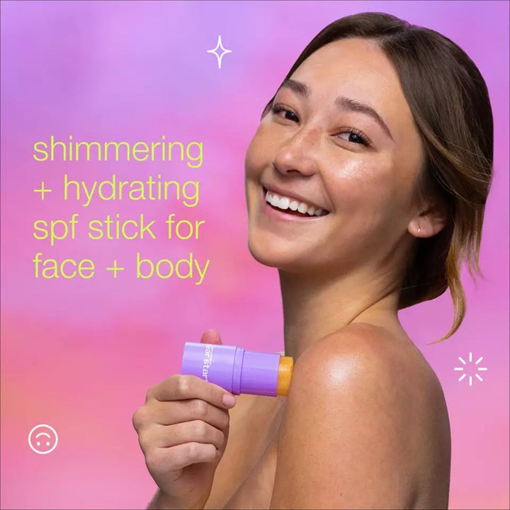 Dermalogica Golden Hour Hydrating SPF30 Stick 20 ml fugtgivende solcreme med glød påføres af en kvinde på skulderen.