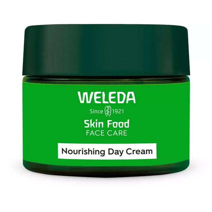 Weleda Skin Food Nourishing Day Cream fugtgivende dagcreme i en grøn krukke med mørkegrønt låg.