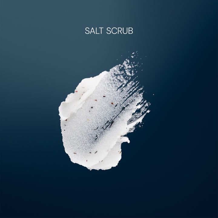 Elemis Frangipani Monoi Salt Glow 490 g body scrub eksfolierer med hvid kornig salttekstur og teksten SALT SCRUB