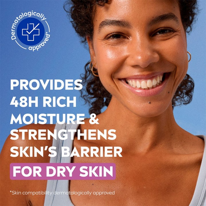NIVEA Caring Day Cream 50 ml fugtgivende dagcreme til tør hud vist med smilende kvinde og tekst om 48h fugt