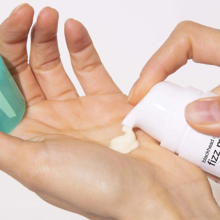 Dermalogica Clear Start Blackhead Clearing Fizz Mask påføres som cremet tekstur fra hvid pumpeflaske