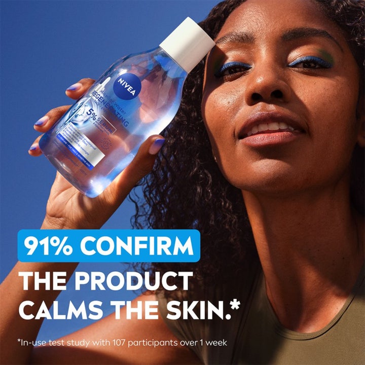 NIVEA Micellar Water Regenerating 400 ml beroligende ansigtsrens holdt af kvinde mod en blå sommerhimmel.
