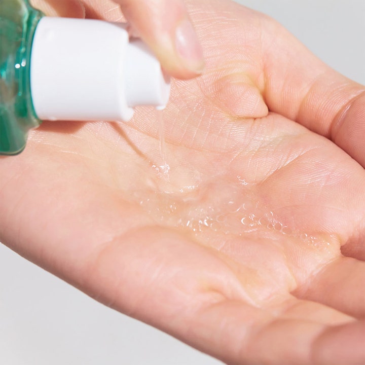 Dr.Jart+ Pore-remedy PHA Exfoliating Serum 30 ml eksfolierende serum med klar flydende tekstur i en håndflade.