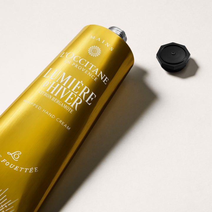 L'Occitane en Provence Shea Lumiére D’Hiver 150 ml plejende håndcreme i guldmetal tube med sort ottekantet låg.