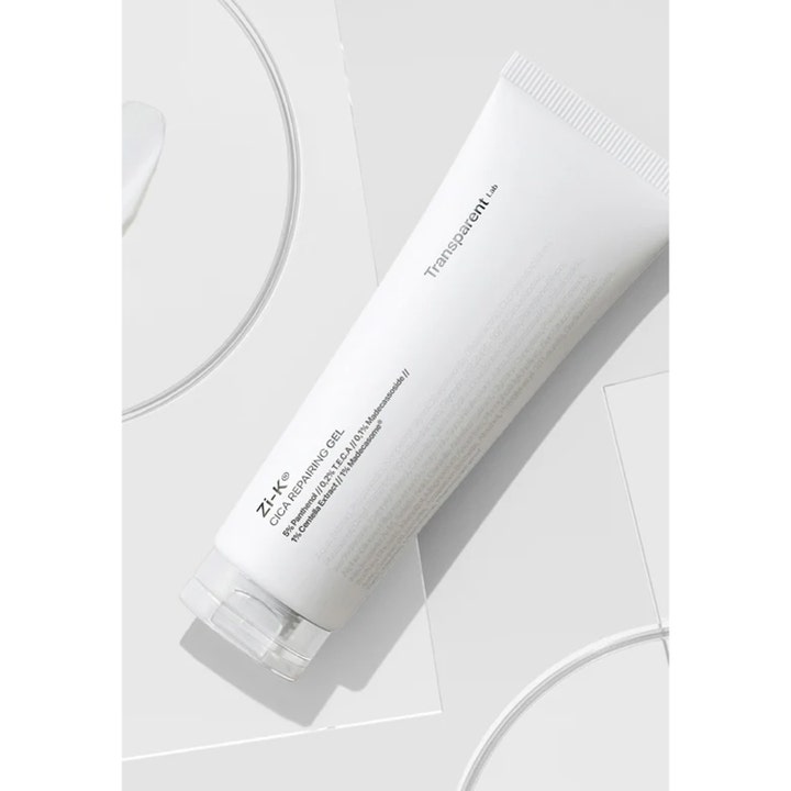 Niche Beauty Lab Transparent Lab Zi-K Cica Repairing Gel 100 ml beroligende dagcreme i hvid tube på en glasoverflade.