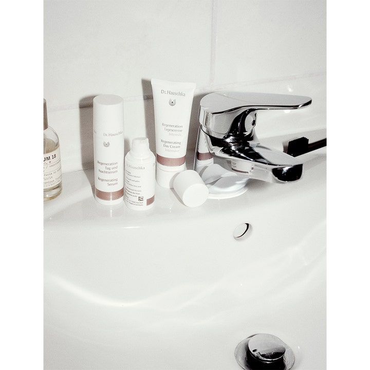 Dr. Hauschka Regenerating Day Cream 40 ml fornyende dagcreme i hvid tube ved en vask på badeværelset