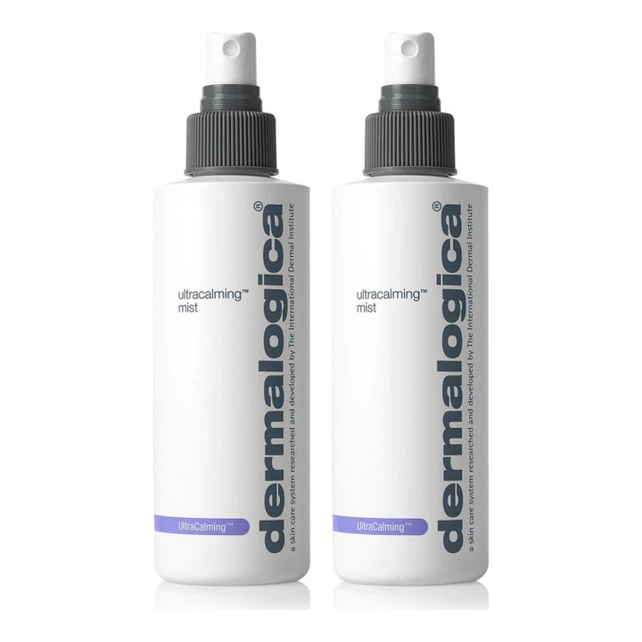 Dermalogica Ultracalming Mist beroligende ansigtsspray i to hvide sprayflasker med grå pumper og lilla detaljer