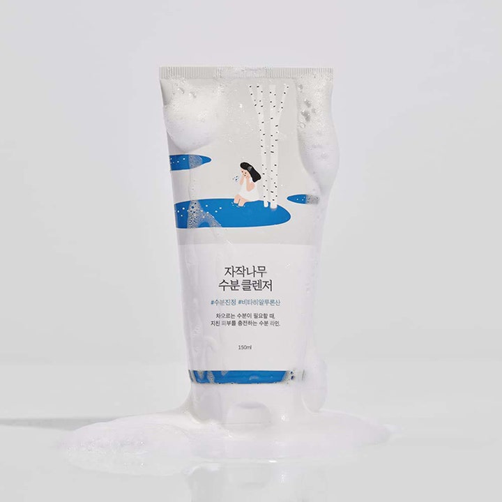 Round Lab Birch Juice Moisturizing Cleanser 150 ml fugtgivende ansigtsrens i hvid tube dækket af luftigt hvidt skum
