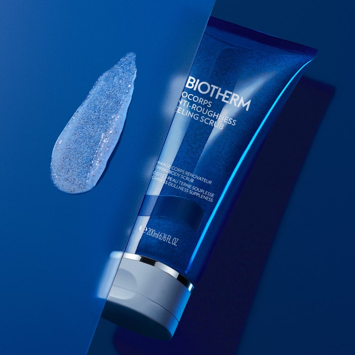 Biotherm Biocorps Body Scrub 200 ml eksfolierende gel mod ruhed med teksturprøve ved siden af den blå tube.