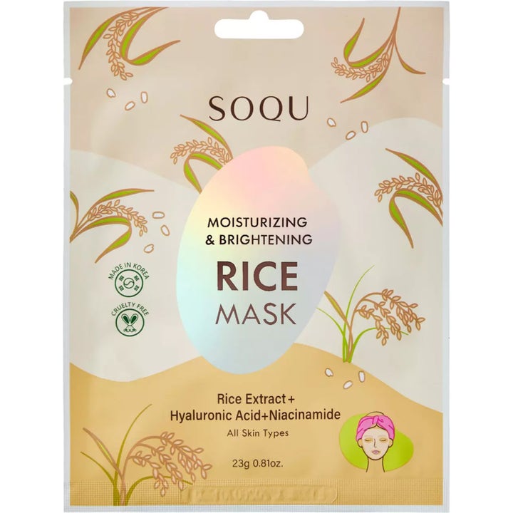 SOQU Rice Mask 23 g lysnende sheet maske med niacinamid i beige pose prydet med risplanter og en perlemors-oval.