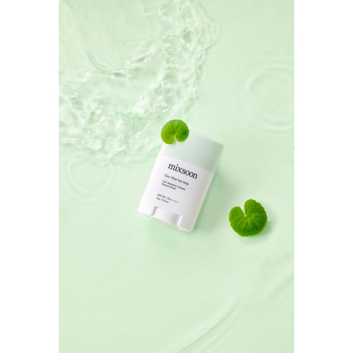 Mixsoon Cica-Hyal Sun Stick 15 g solstift med SPF 50+ i hvid emballage vist med vandkrusninger og grønne blade.