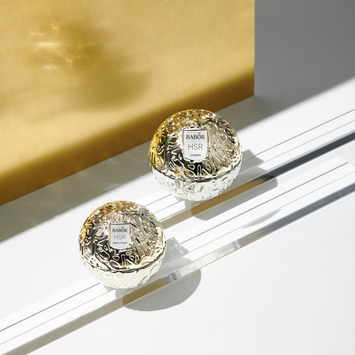 Babor HSR Lifting Eye Cream 30 ml opstrammende øjencreme i mønstret guld- og sølvkugle på hvid baggrund