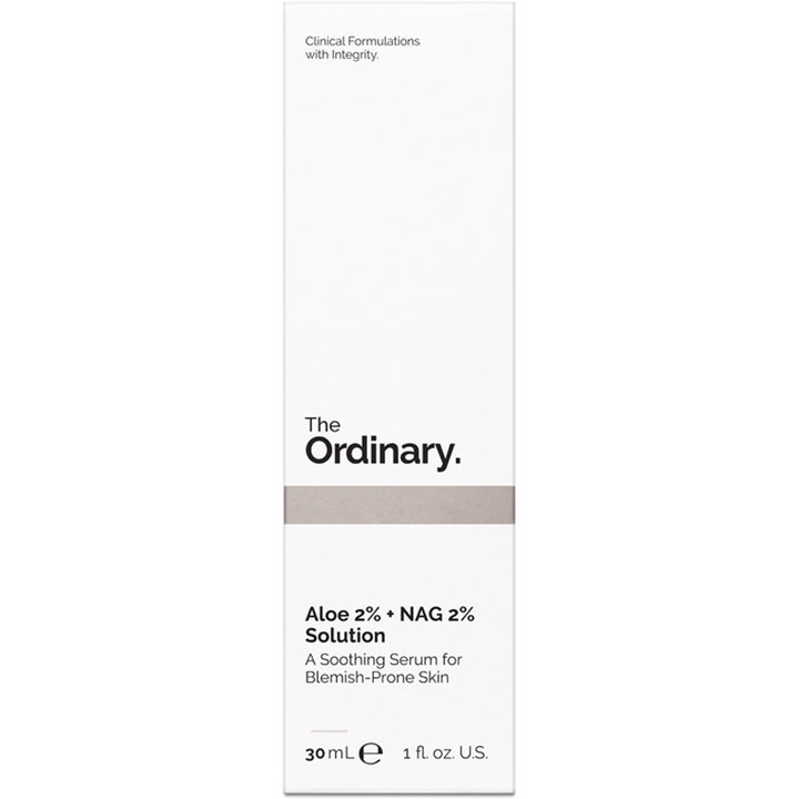 The Ordinary Aloe 2% + NAG 2% Solution 30 ml beroligende serum til uren hud i hvid æske med sølvstribe