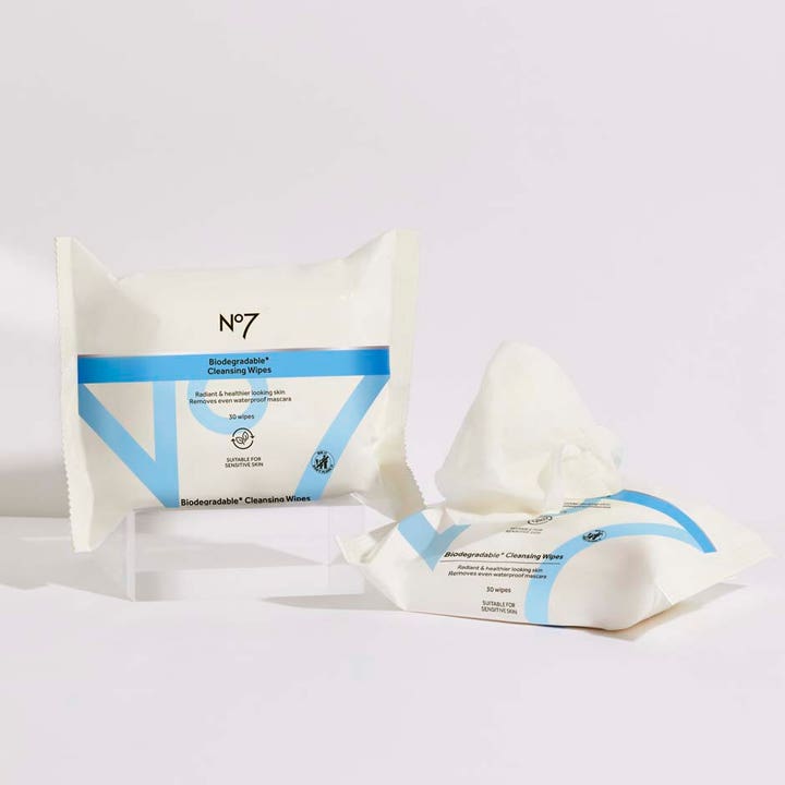 No7 Biodegradable Wipes 30 stk renseservietter til sensitiv hud i hvid emballage med en serviet trukket op