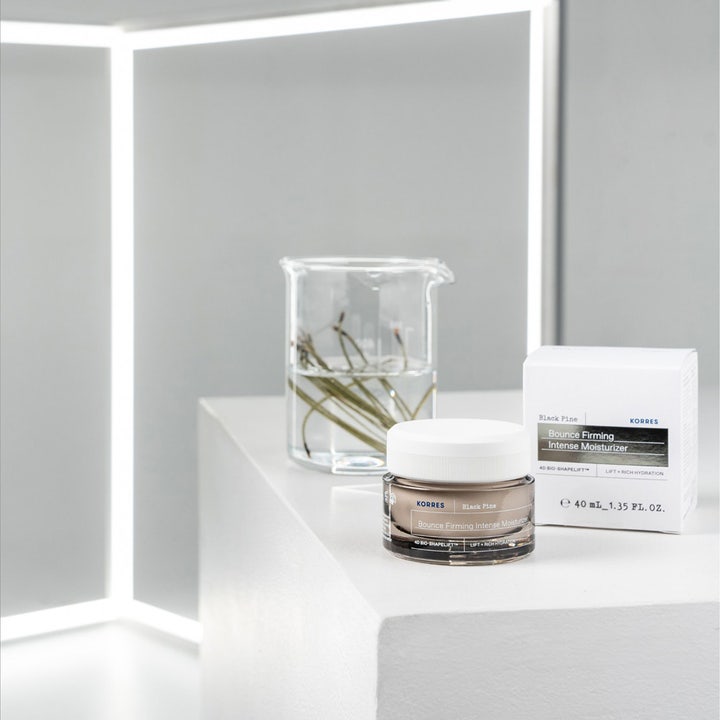 Korres Black Pine 4D Bounce Firming Intense Moisturizer 40 ml opstrammende ansigtscreme i mørk krukke ved hvid æske
