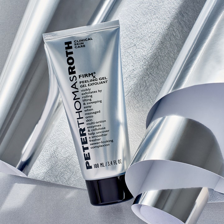 Peter Thomas Roth Firmx Peeling Gel 100 ml eksfolierende ansigtsskrub i sølvfarvet tube på reflekterende baggrund