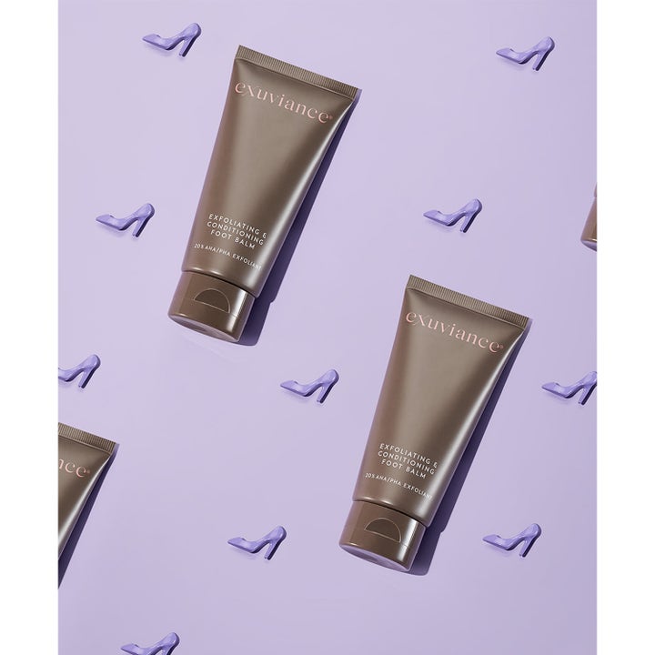 Exuviance Exfoliating & Conditioning Foot Balm 50 g med AHA i brune tuber på lilla baggrund med små stiletter