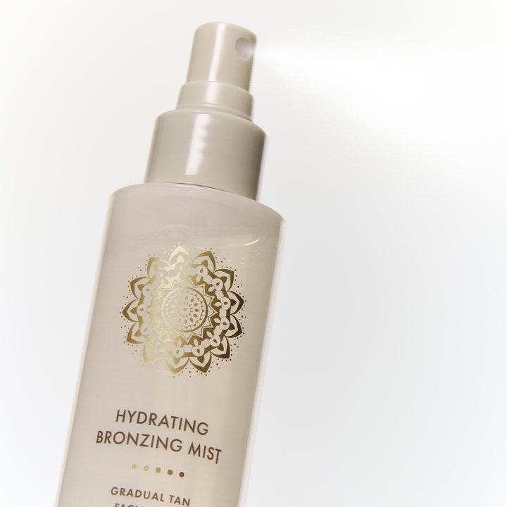 Bronza Hydrating Bronzing Mist Coconut 100 ml fugtgivende selvbruner spray i beige flaske med fin tåge