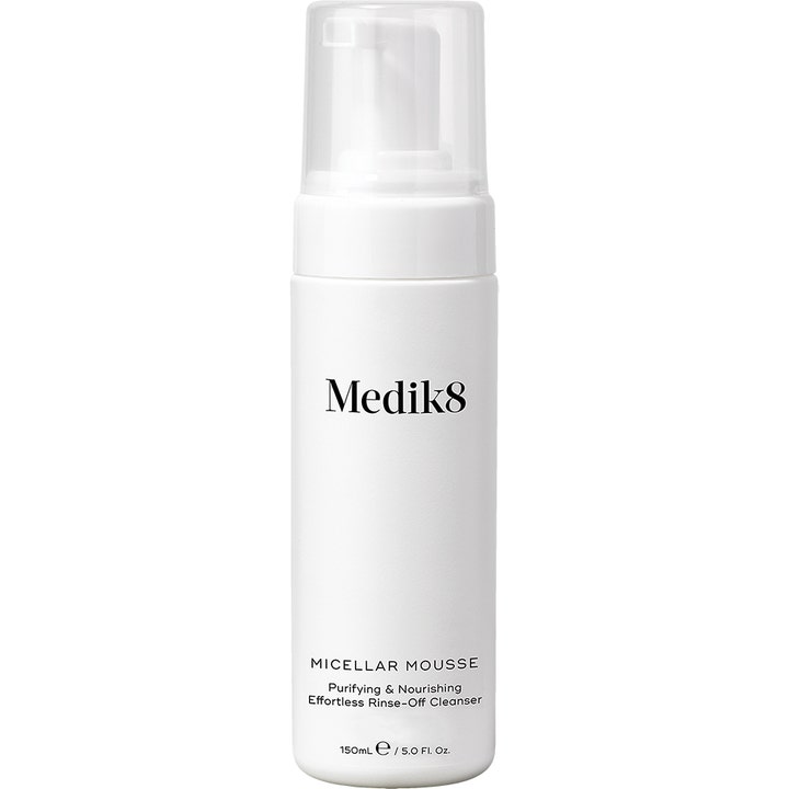 Medik8 Micellar Mousse 150 ml rensende ansigtsrens i hvid plastflaske med gennemsigtig pumpehætte