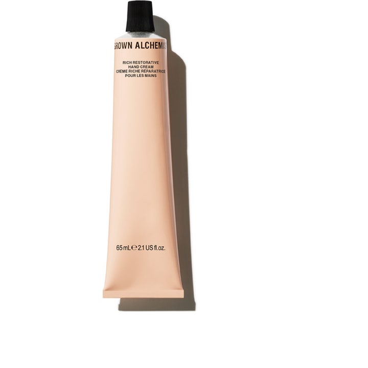 Grown Alchemist Rich Restorative Hand Cream 65 ml genopbyggende håndcreme i en ferskenfarvet tube med sort låg