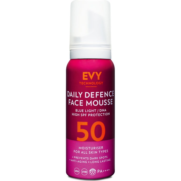 EVY Technology Daily Defence Face Mousse 75 ml SPF 50 solcreme mod mørke pletter i pink flaske med hvidt låg.