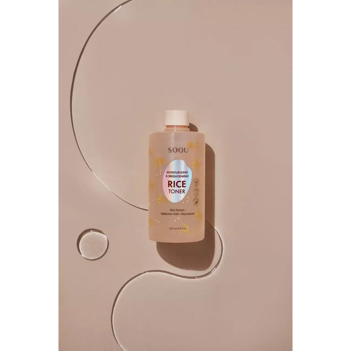 SOQU Rice Toner 500 ml fugtgivende ansigtsvand i klar flaske med ris-ekstrakt på en beige baggrund