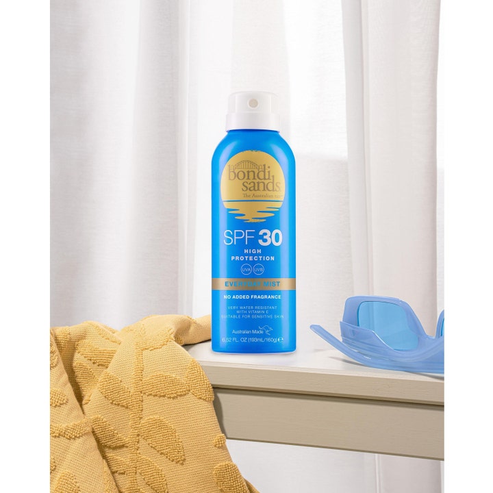 Bondi Sands SPF30 Everyday Aerosol Mist Spray 160 g solcreme til kroppen i blå flaske ved siden af solbriller