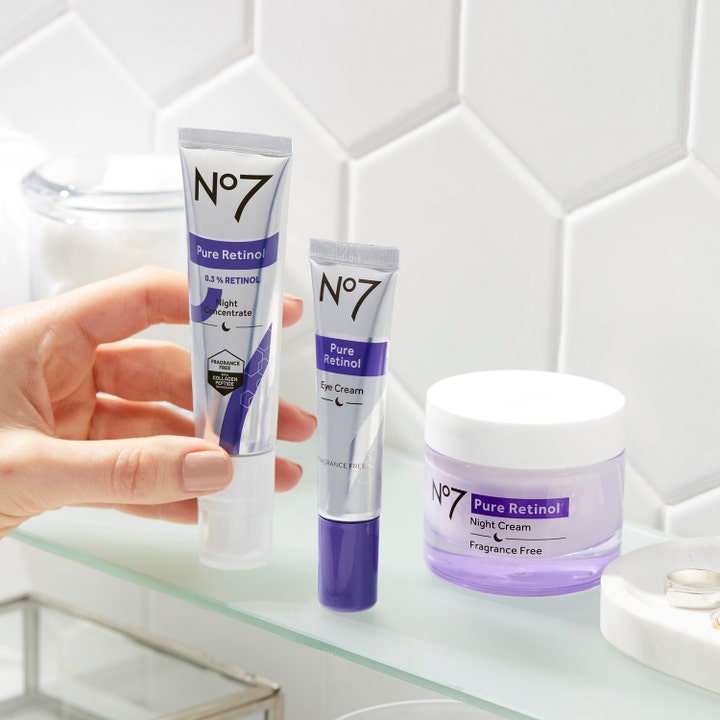 No7 Pure Retinol Night Repair Cream 50 ml i lilla krukke vist sammen med øjencreme og ansigtsserum i et badeværelse.