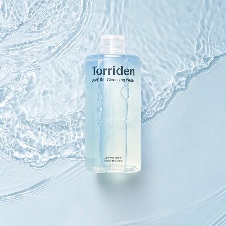 Torriden DIVE-IN Low Molecular Hyaluronic Acid Cleansing Water 400 ml fugtgivende rens i klar flaske på en blå vandoverflade