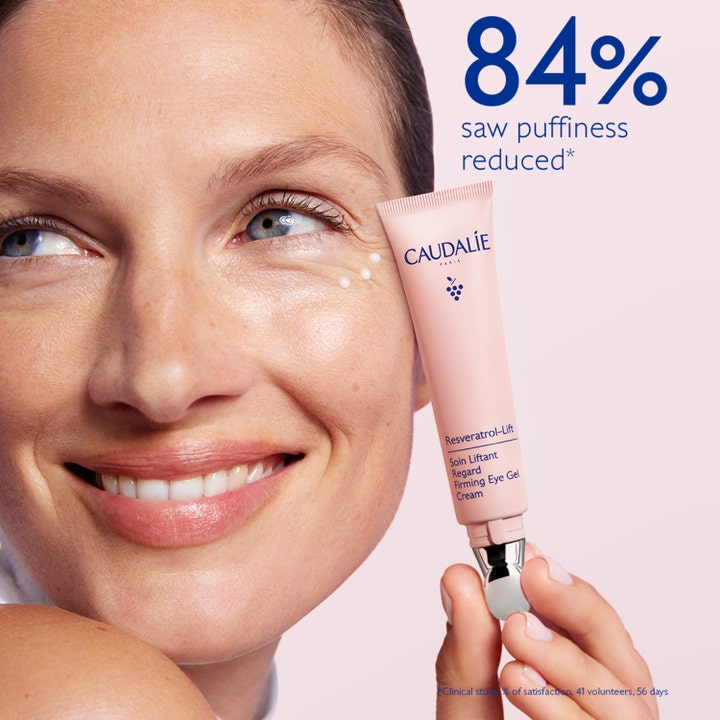 Caudalie Resveratrol-Lift Firming Eye Gel Cream 15 ml øjencreme mod hævelser vist på kvinde med lyserød tube