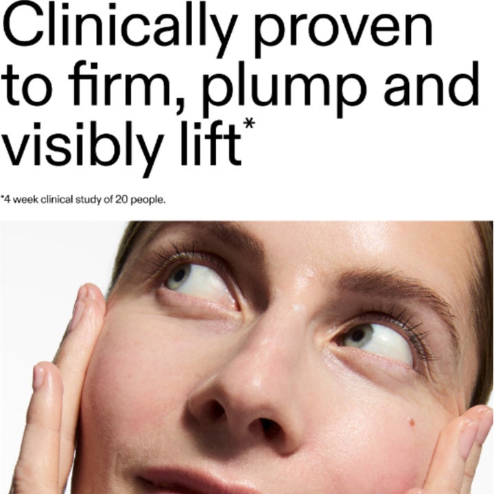 The INKEY List Bio-Active Ceramide Repairing and Plumping Moisturizer 50 ml reparerende ansigtscreme holdt af en kvinde