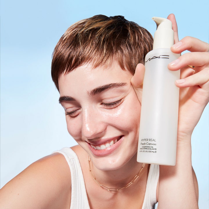 MAC Cosmetics Hyper Real Fresh Canvas Cleansing Oil 200 ml renseolie som person holder mod ansigtet