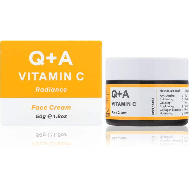Q+A Vitamin C Face Cream 50 g glødgivende ansigtscreme i mørk glaskrukke med hvidt låg og gul emballage
