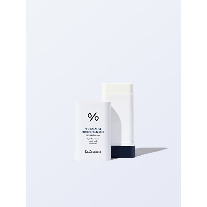 Dr. Ceuracle Pro Balance Sun Stick 18 g solcreme stift SPF 50+ i hvidt etui med mørkeblå bund og aftaget låg.
