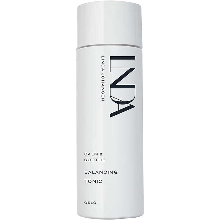 Linda Johansen Calm & Soothe Balancing Tonic beroligende ansigtsvand i en hvid cylinderformet flaske med sort tekst