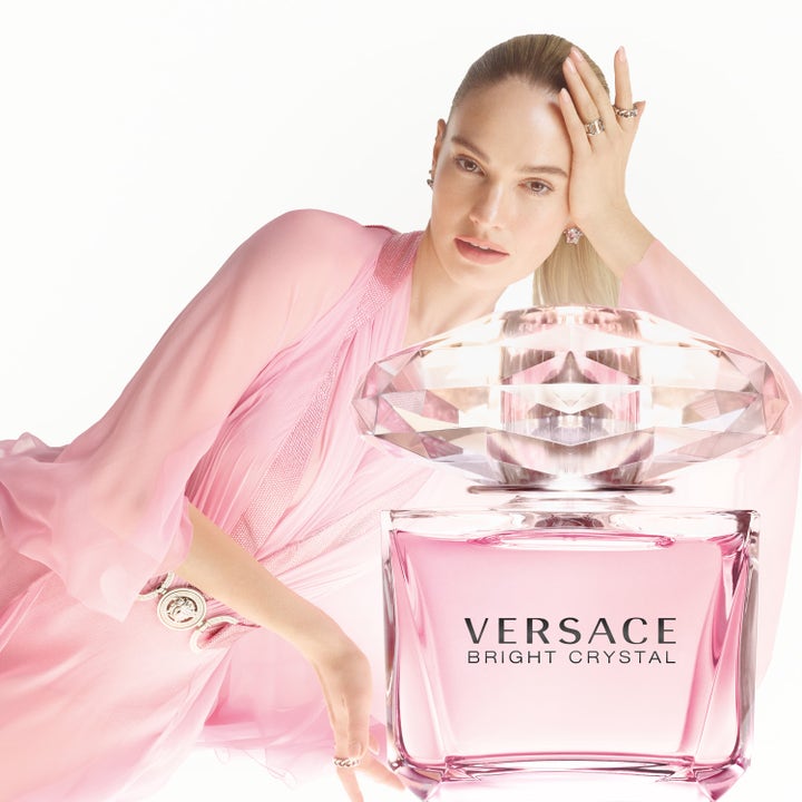 Versace Bright Crystal 50 ml deostick til kvinder skaber friskhed vist med kvinde i lyserød kjole